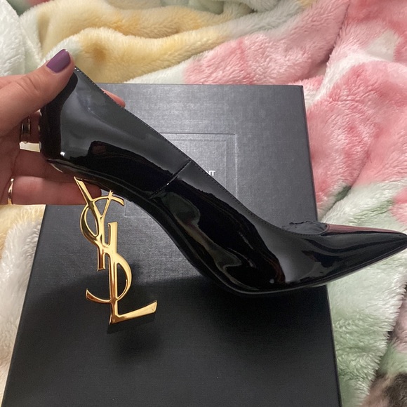 YSL Opyum Pumps in patent leather with gold-tone heel. - Picture 8 of 10